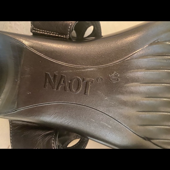 Naot beautiful leather cutout slides. Dark bronze/ brown color. Great condition - Picture 4 of 10